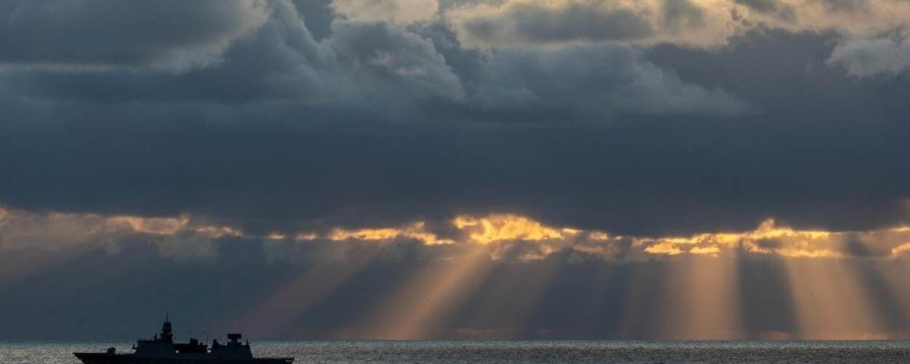 Ter zee, Noordzee. 4 november 2019..Een unieke eskaderreis bestaande uit, Zr.Ms. Evertsen, Zr.Ms. Friesland en Zr.Ms. Zeeland met ieder twee aspirant NAVO’s (Navigatie Officier) aan boord. Deze Marine officieren leren tijdens deze NAVO Vaarpraktijk navigeren, formatie varen en scheeps naderingen..Foto: Luchtverdedigings- en Commando Fregat (LCF) Zr.Ms. Evertsen (F805) onderweg naar Noorwegen.
